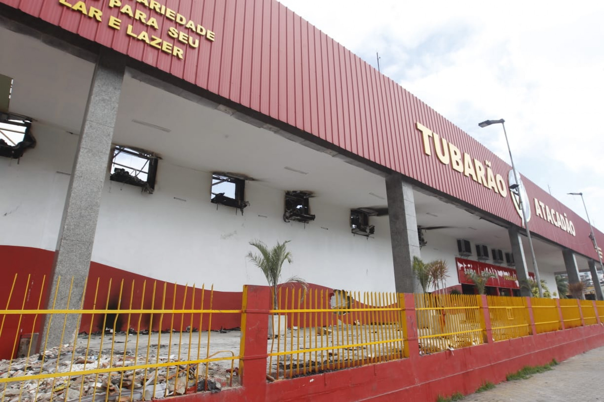 Tubarão Atacadão de Duque de Caxias foi atingido por incêndio de grandes proporções
 - Reginaldo Pimenta/Agência O Dia