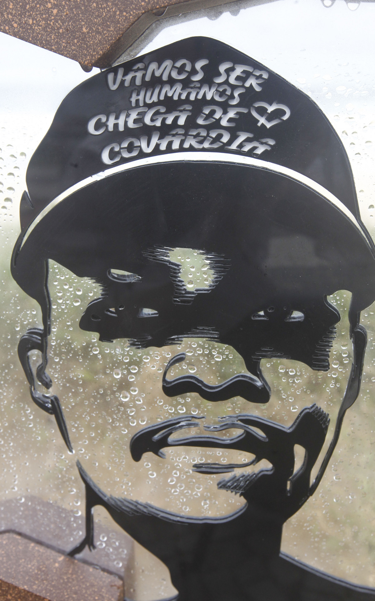 Climatempo. Movimenta&ccedil;&atilde;o na Praia da Barra da Tijuca, pr&oacute;ximo ao posto 8, Zona Oeste do Rio de Janeiro, Na foto:Homenagem (um memorial) para o congol&ecirc;s Mo&iuml;se, que foi morto em 2022, nesta ter&ccedil;a-feira (01).
 - Reginaldo Pimenta/Ag&ecirc;ncia O Dia