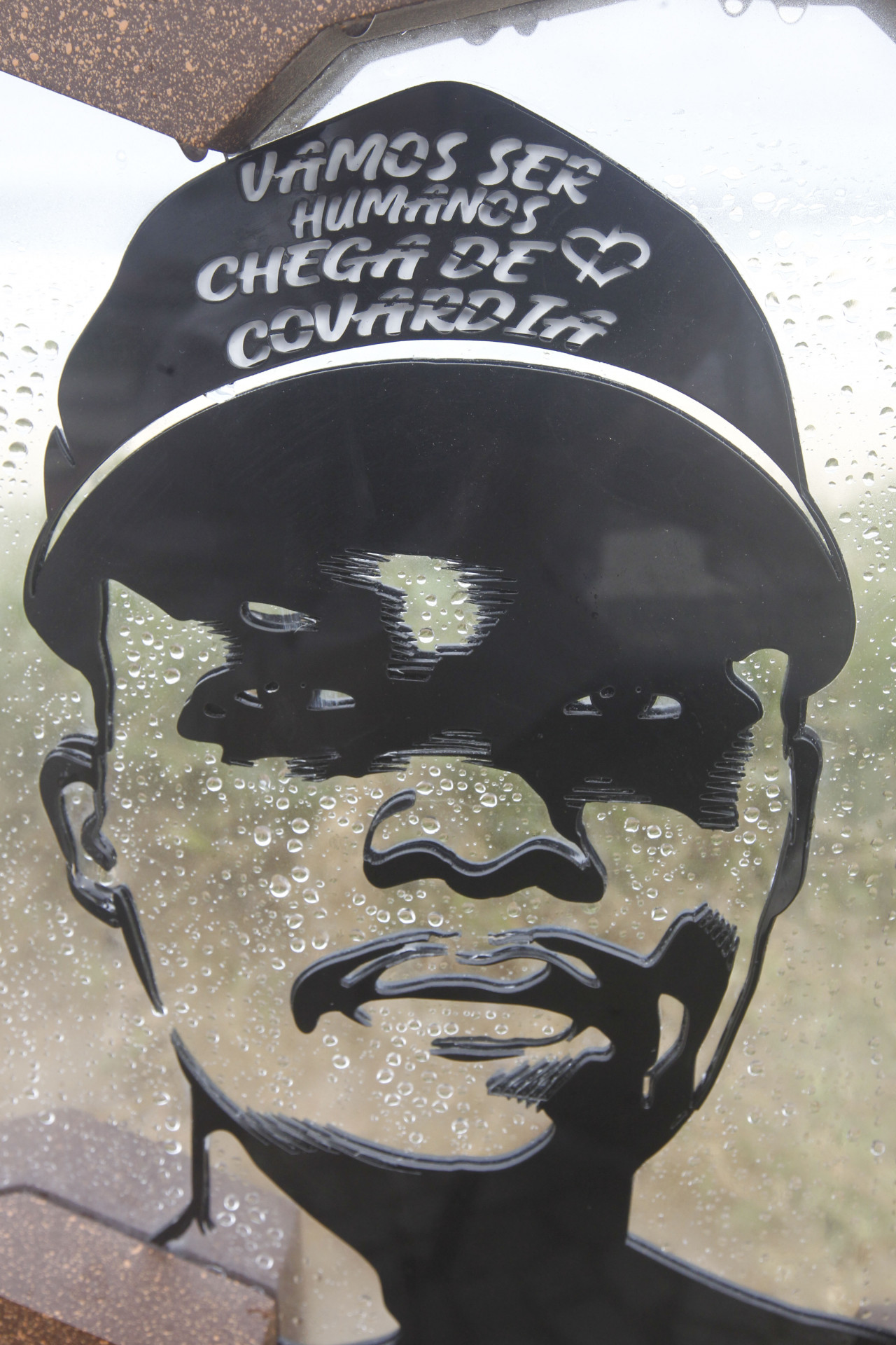 Climatempo. Movimenta&ccedil;&atilde;o na Praia da Barra da Tijuca, pr&oacute;ximo ao posto 8, Zona Oeste do Rio de Janeiro, Na foto:Homenagem (um memorial) para o congol&ecirc;s Mo&iuml;se, que foi morto em 2022, nesta ter&ccedil;a-feira (01).
