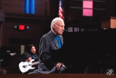 Televangelista pioneiro, pastor americano Jimmy Swaggart morre aos 90 anos