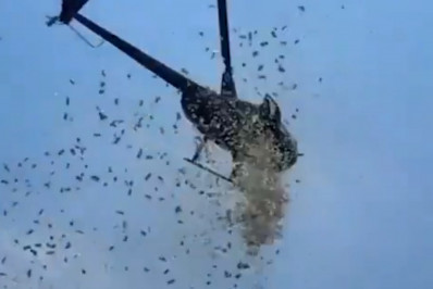 Vídeo! Homem manda helicóptero jogar dinheiro do céu no próprio funeral nos EUA