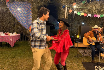 Grávida, Mariana Rios dança com o noivo em festa junina