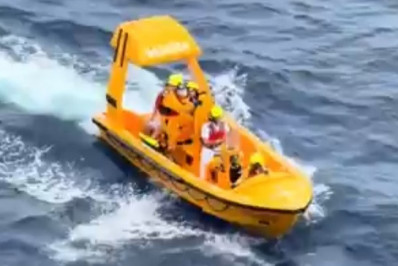 Vídeo! Homem pula no mar para resgatar filha que caiu do 4º andar de cruzeiro