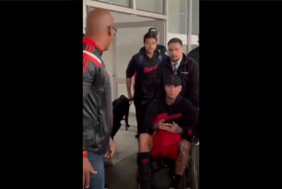 Flamengo desembarca no Rio após eliminação no Mundial, e Pulgar aparece em cadeira de rodas
