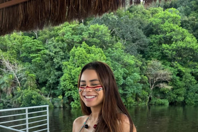 Lexa posa de biquíni e exibe registros no Amazonas