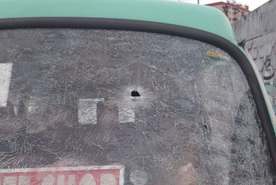 Vídeo: bala perdida atinge Kombi e motorista escapa da morte por pouco