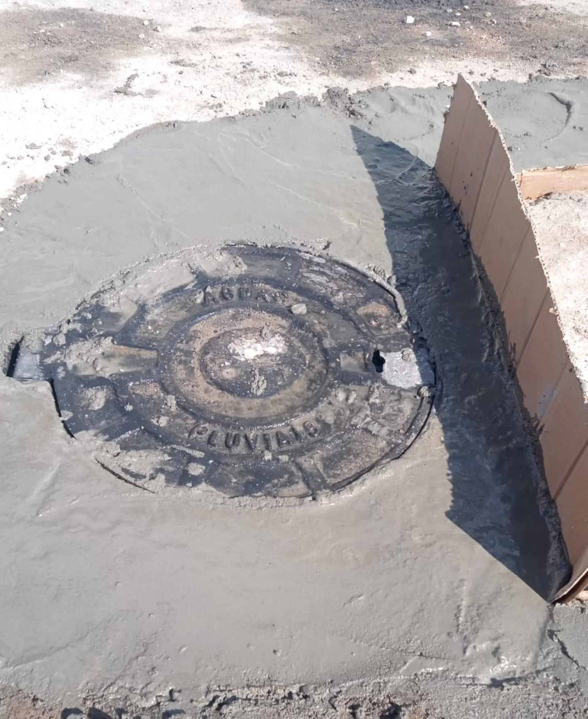 Equipes realizaram a troca e coloca&ccedil;&atilde;o de tampas de bueiros e ralos - PMBR / Divulga&ccedil;&atilde;o