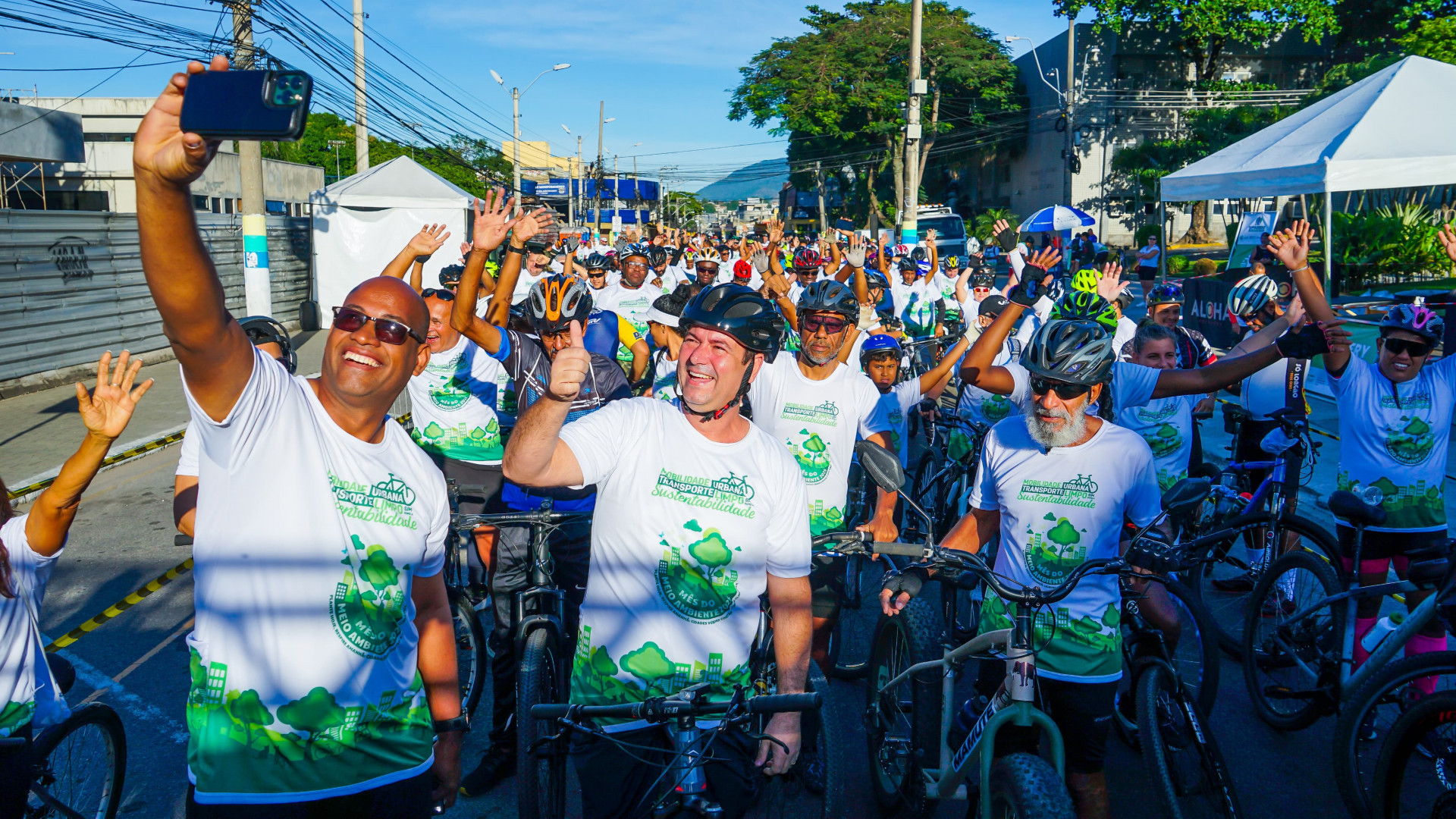 Secret&aacute;rio Allan Cruz (Esportes e Lazer) e prefeito L&eacute;o Vieira com participantes do 1&ordm; Passeio Cicl&iacute;stico em Meriti  - Gilberto Rocha