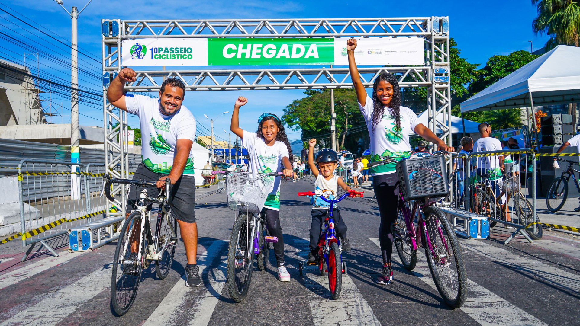 Wellington e Cíntia Azevedo, pais de Thayla e Jon, amaram a experiência de pedalar em família no evento - Gilberto Rocha