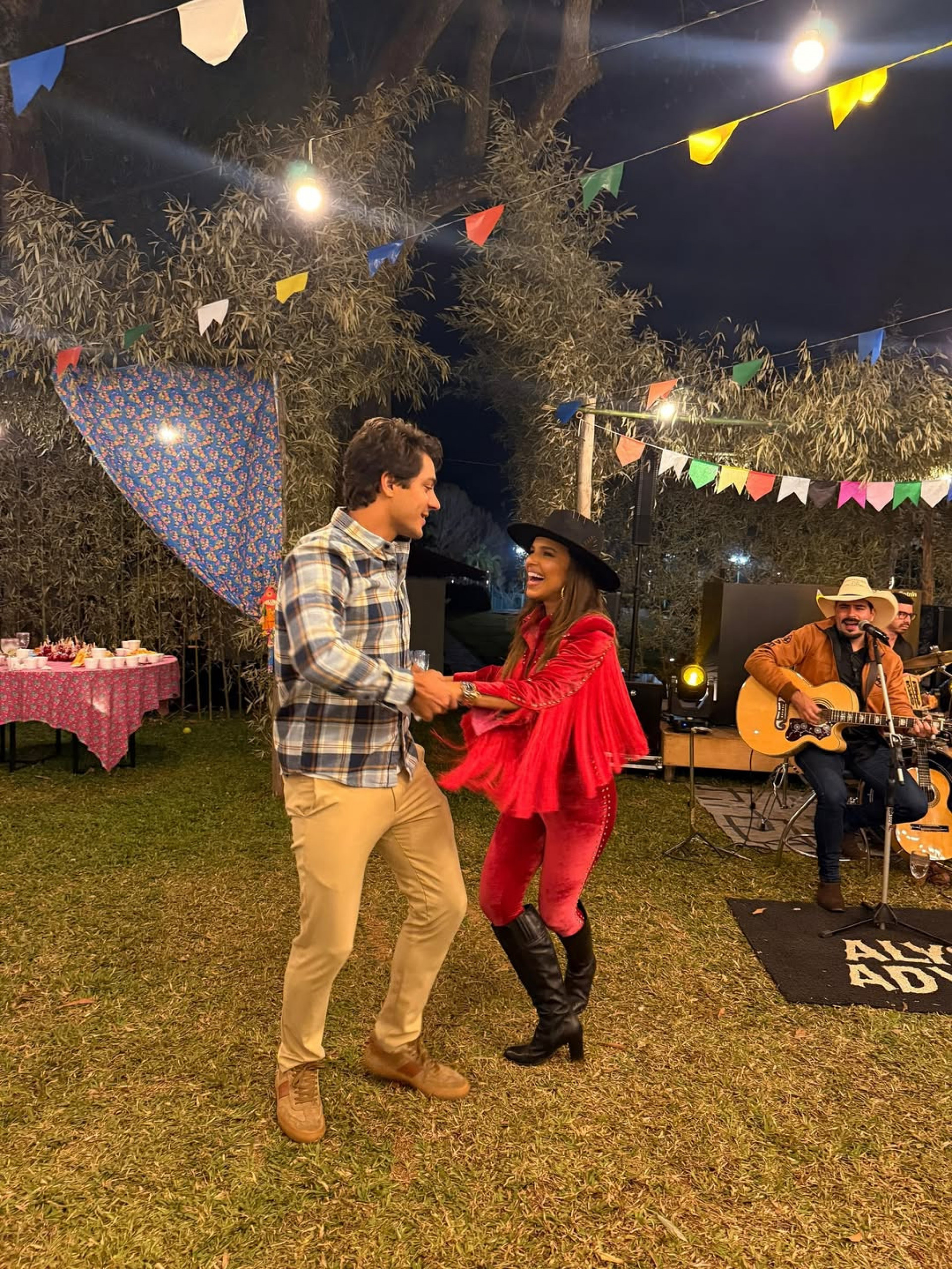 Gr&aacute;vida, Mariana Rios dan&ccedil;a com o noivo, Jo&atilde;o Luis Diniz D'Avila, em festa junina - Reprodu&ccedil;&atilde;o / Instagram