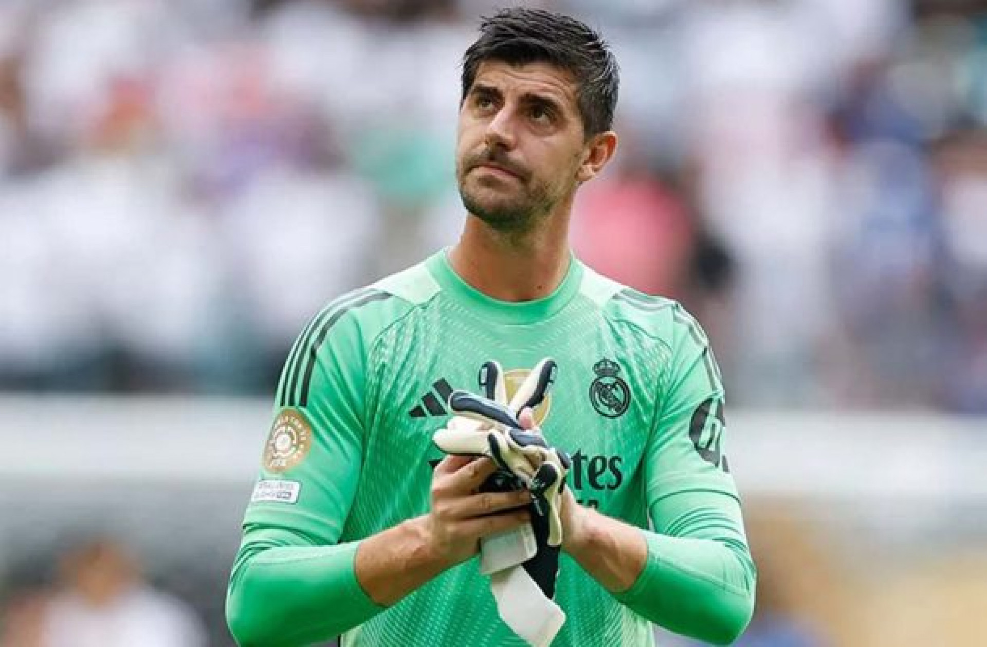Courtois defende Mundial e ironiza cr&iacute;ticos: “Quatro tuiteiros acham o n&iacute;vel uma m*”