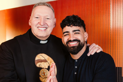 Vídeo! Padre Marcelo Rossi regrava hit 'Erguei as Mãos', febre no fim dos anos 90, com Dilsinho