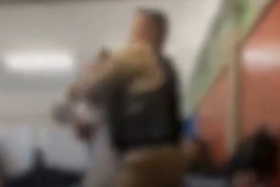 Vídeo! Aluno suspenso é retirado à força da sala de aula por policiais em MG