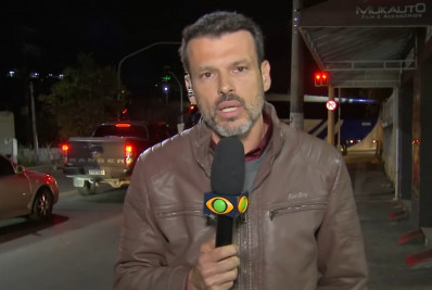 Vídeo! Repórter da Band pede desculpas ao vivo após empurrar jornalista da Record