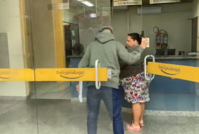 Mulher é presa por tentar matar vizinho com tiro nas costas em Japeri