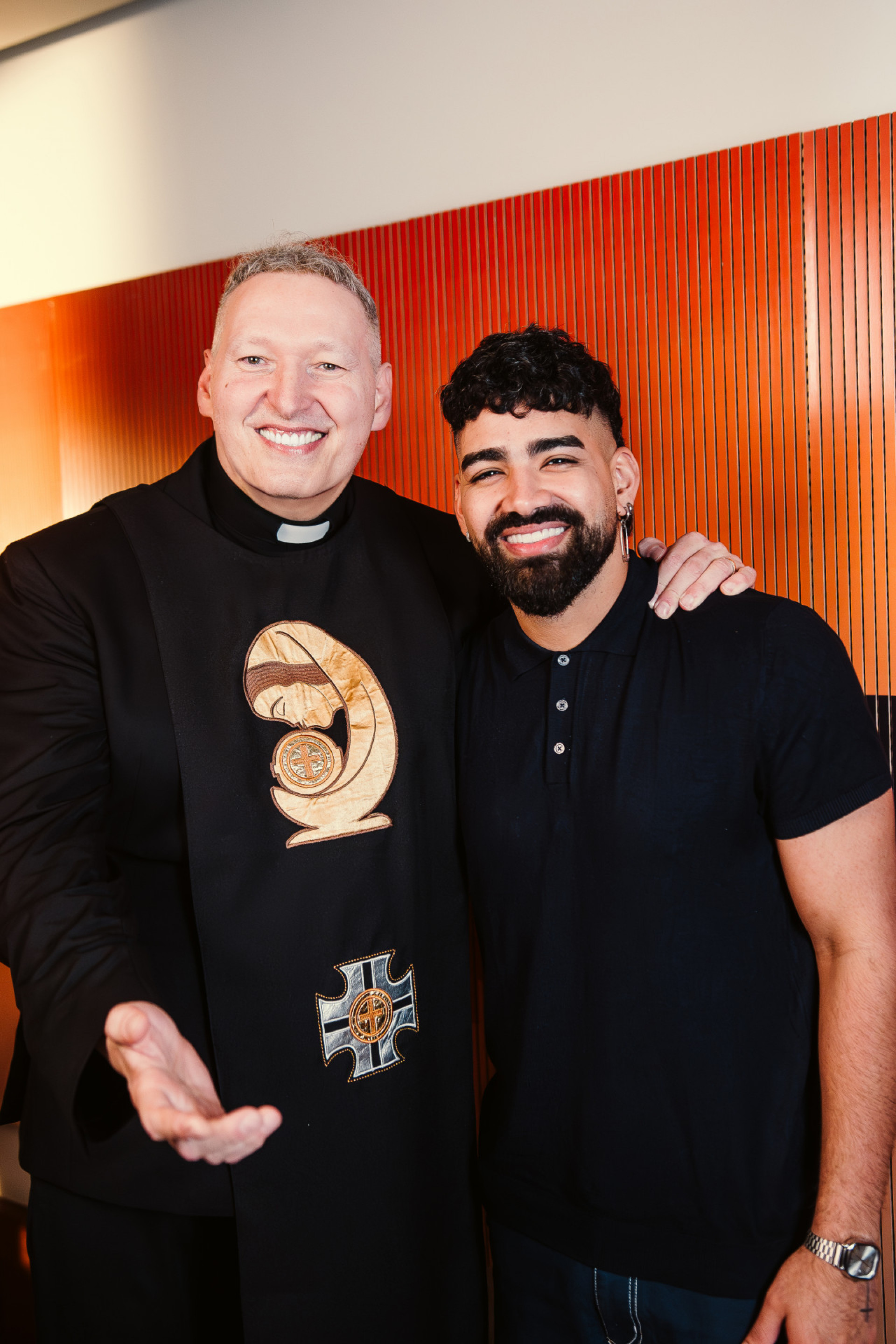 Sucesso de Padre Marcelo Rossi, 'Erguei as Mãos' ganha nova versão com Dilsinho - Divulgação / Ricardo Brunini