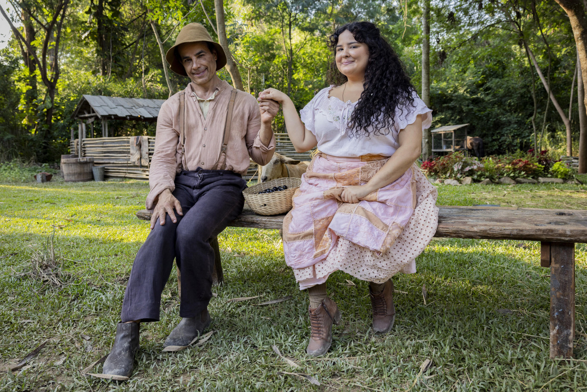 Êta Mundo Melhor: Zé dos Porcos (Anderson Di Rizzi ) e Maria Divina (Castorine) - Fabio Rocha / TVGlobo