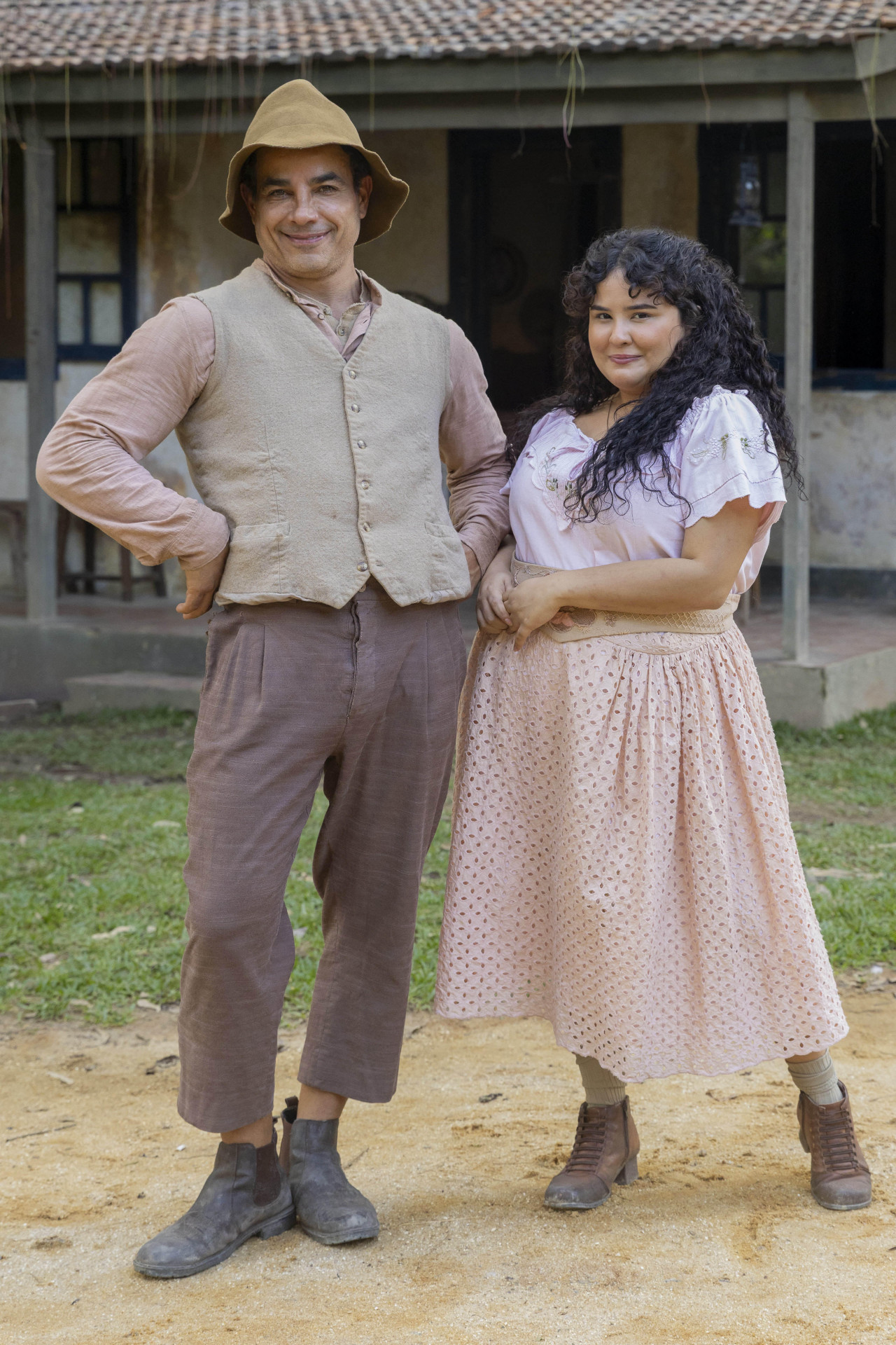 Êta Mundo Melhor: Zé dos Porcos ( Anderson Di Rizzi ) e Maria Divina ( Castorine) - Léo Rosario / TV Globo