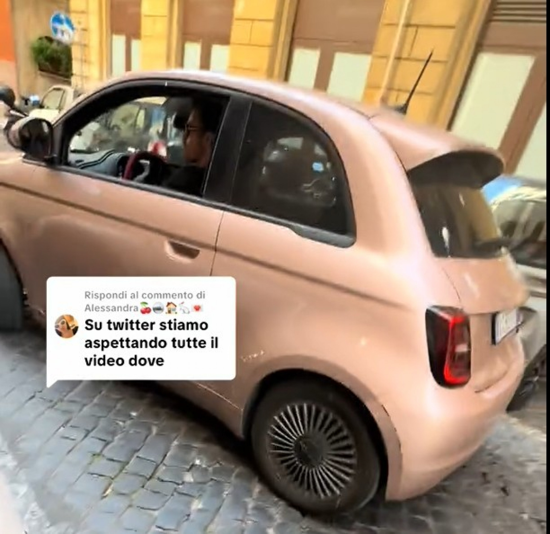 Harry Styles ajuda fã a estacionar carro na Itália - Reprodução / TikTok