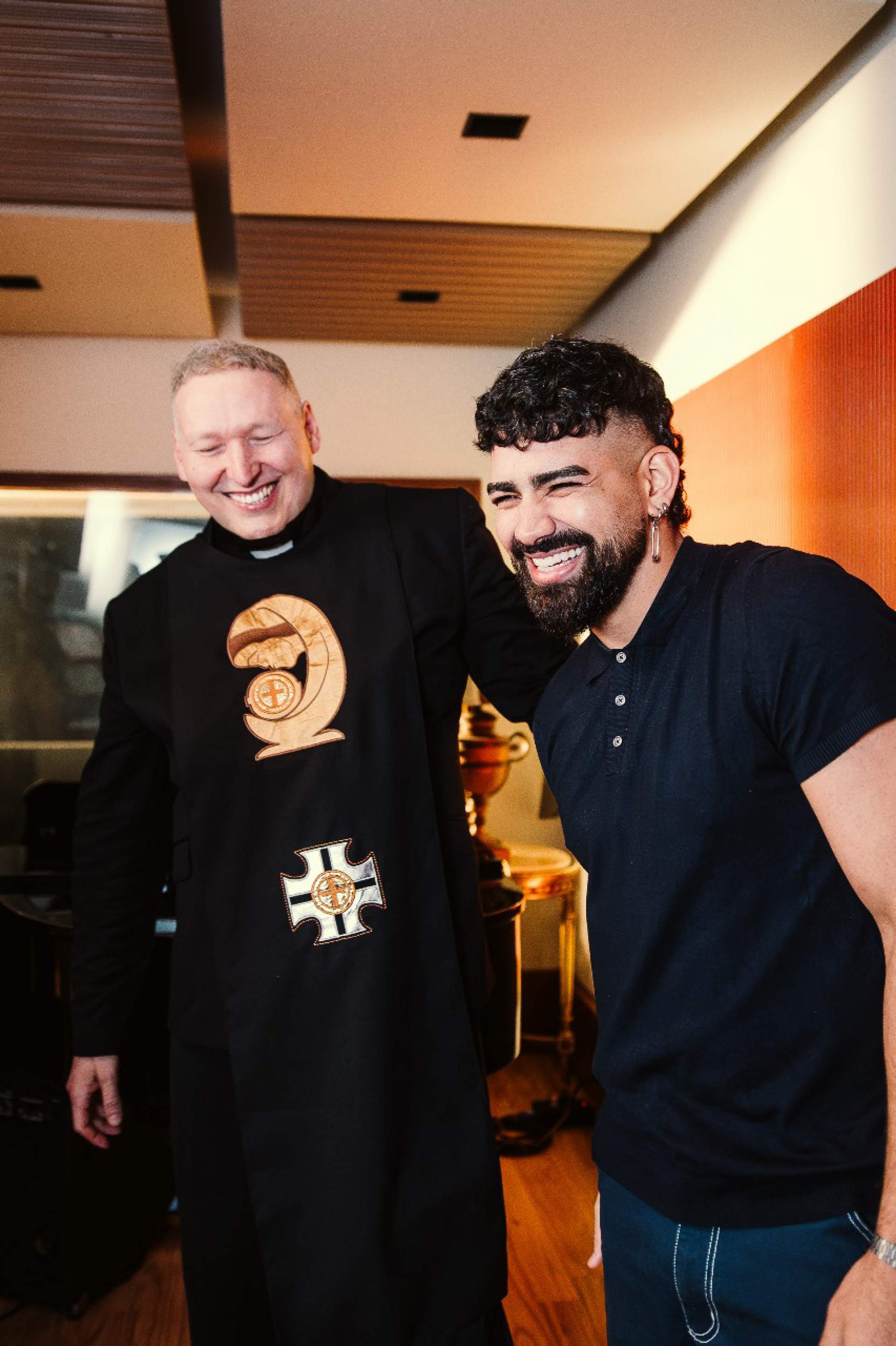 Sucesso de Padre Marcelo Rossi, 'Erguei as Mãos' ganha nova versão com Dilsinho - Divulgação / Ricardo Brunini