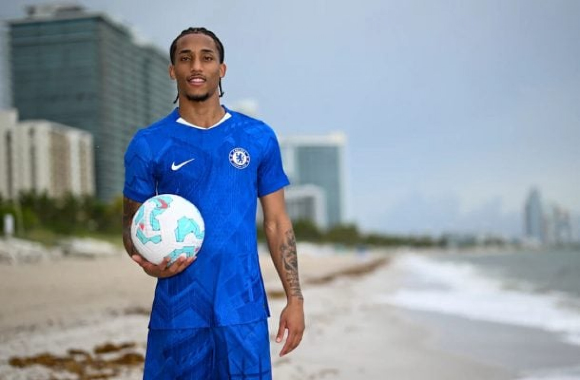 Chelsea anuncia a contratação do atacante João Pedro