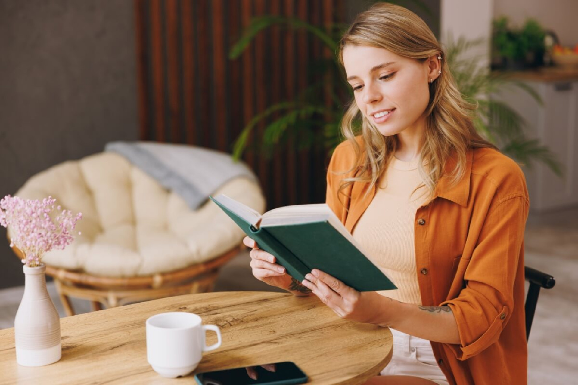 Mais do que um simples h&aacute;bito, ler pode ser um verdadeiro caminho de cura (Imagem: ViDI Studio | Shutterstock)