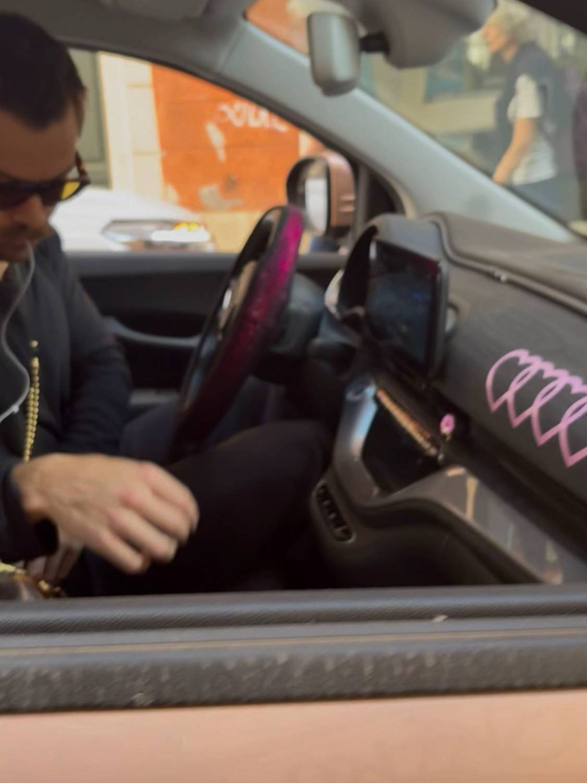 Harry Styles ajuda fã a estacionar carro na Itália - Reprodução / TikTok