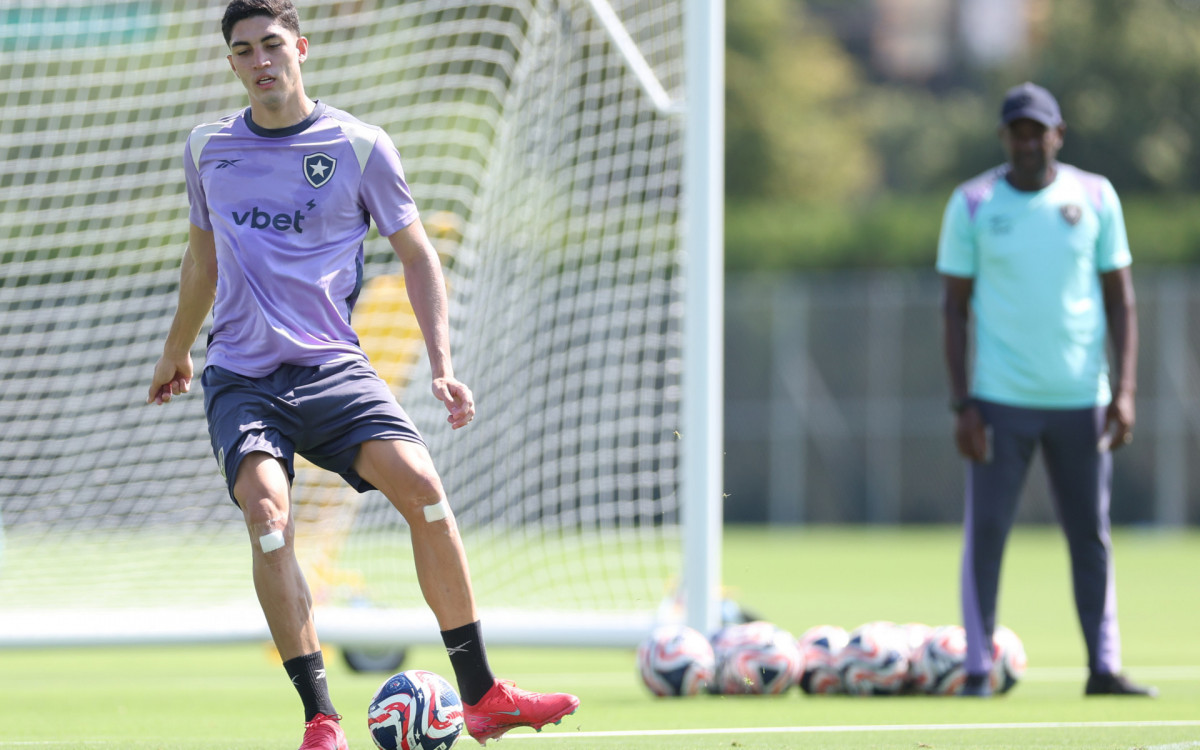 Jair treina pelo Botafogo na Filadélfia