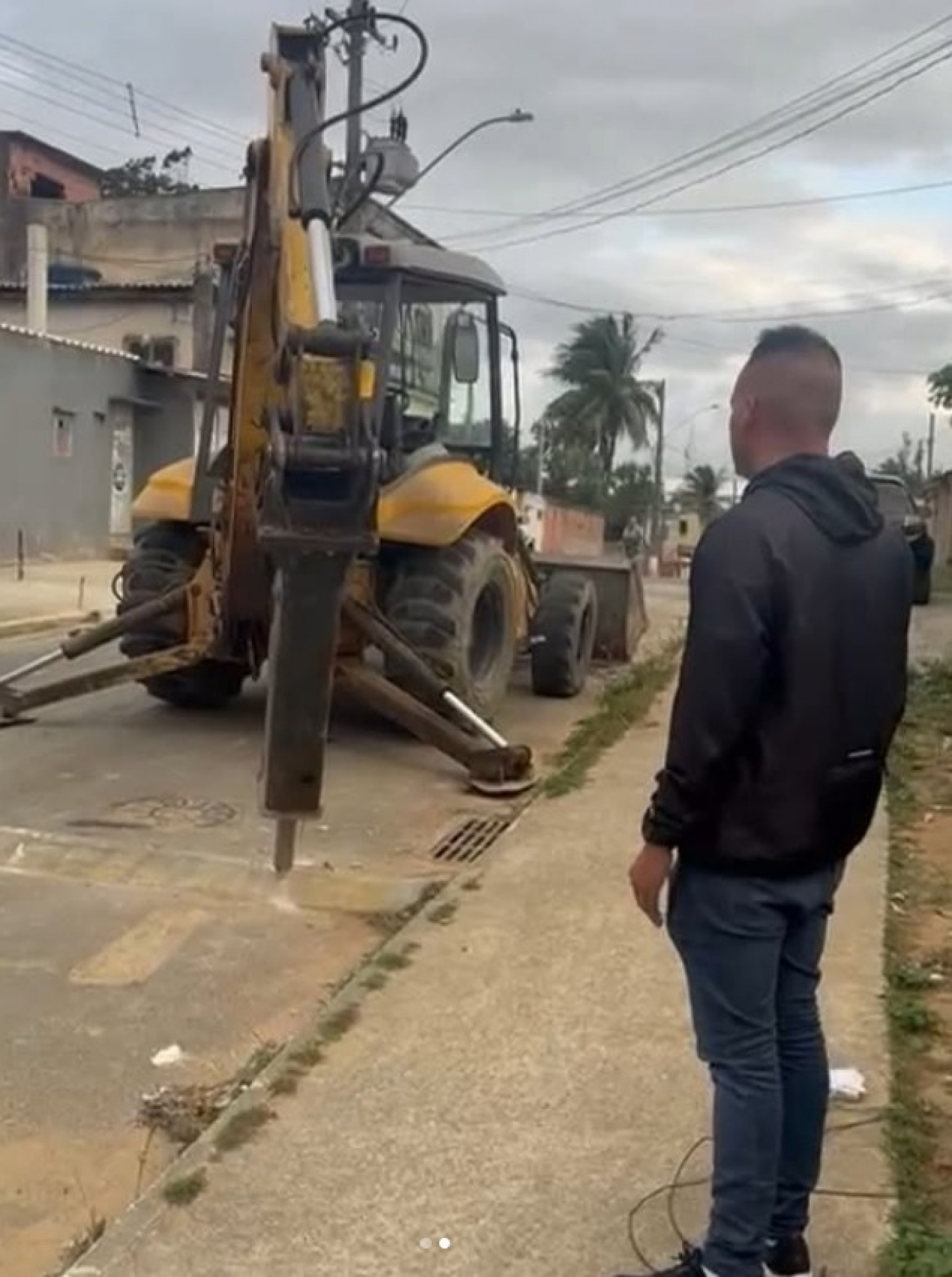 As barricadas estão sendo retiradas em diversos bairros de Belford Roxo

