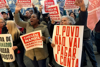 Vídeo: Manifestantes invadem banco em SP por taxação de super-ricos