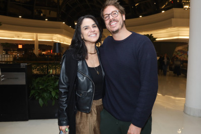 Fábio Porchat e namorada prestigiam estreia de espetáculo em São Paulo