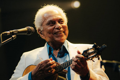 Paulinho da Viola segue internado após retirada de cisto no fígado