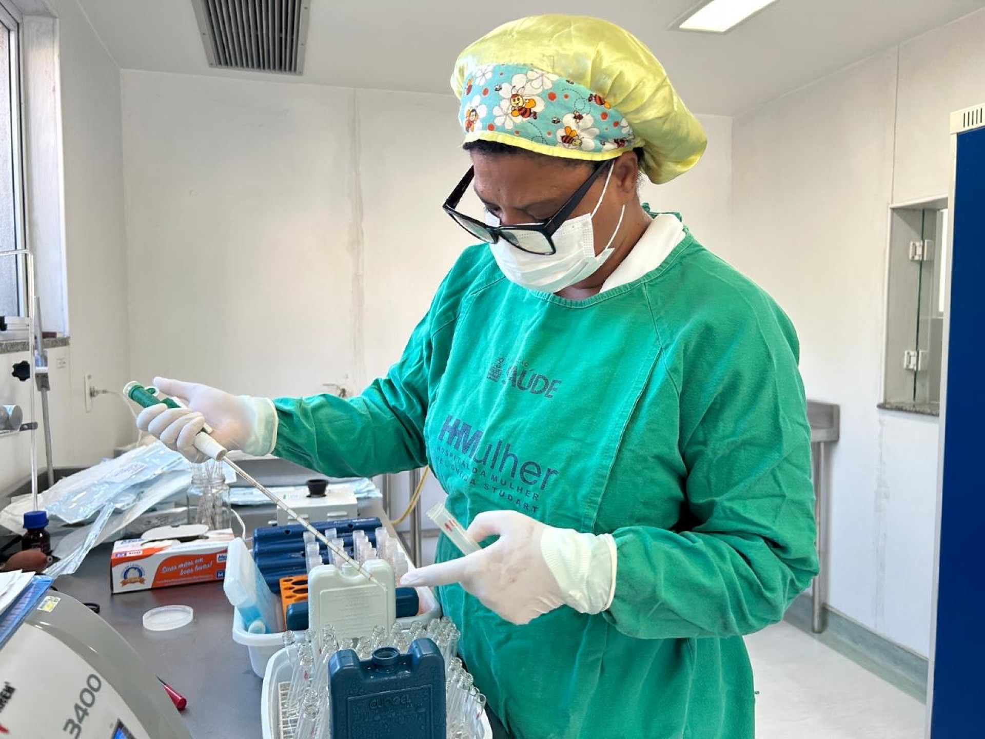 Enfermeira do Hospital da Mulher preparando a doação - Divulgação