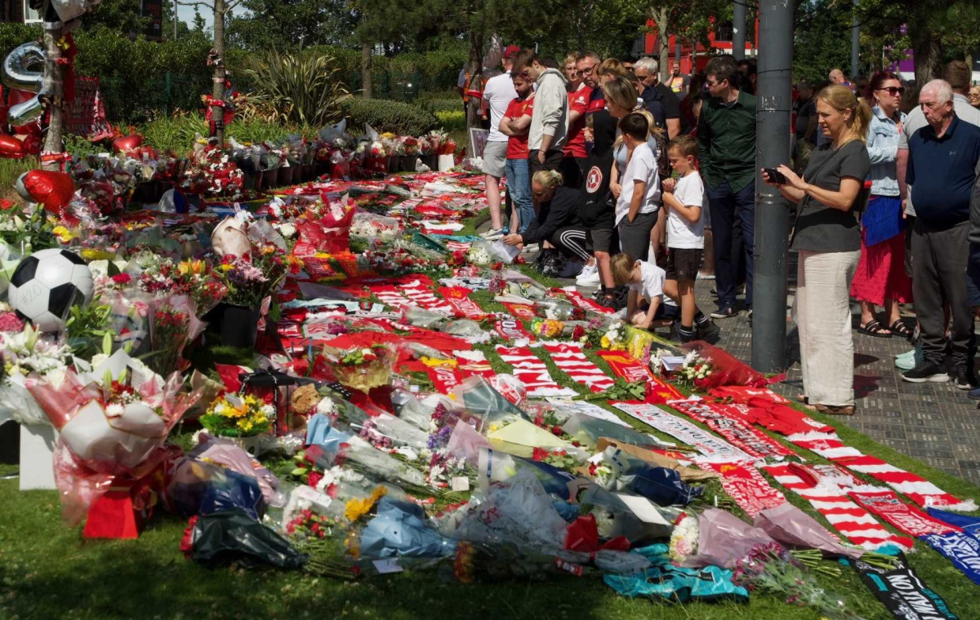 Torcedores do Liverpool fizeram homenagem a Diogo Jota em frente ao estádio de Anfield - AFP