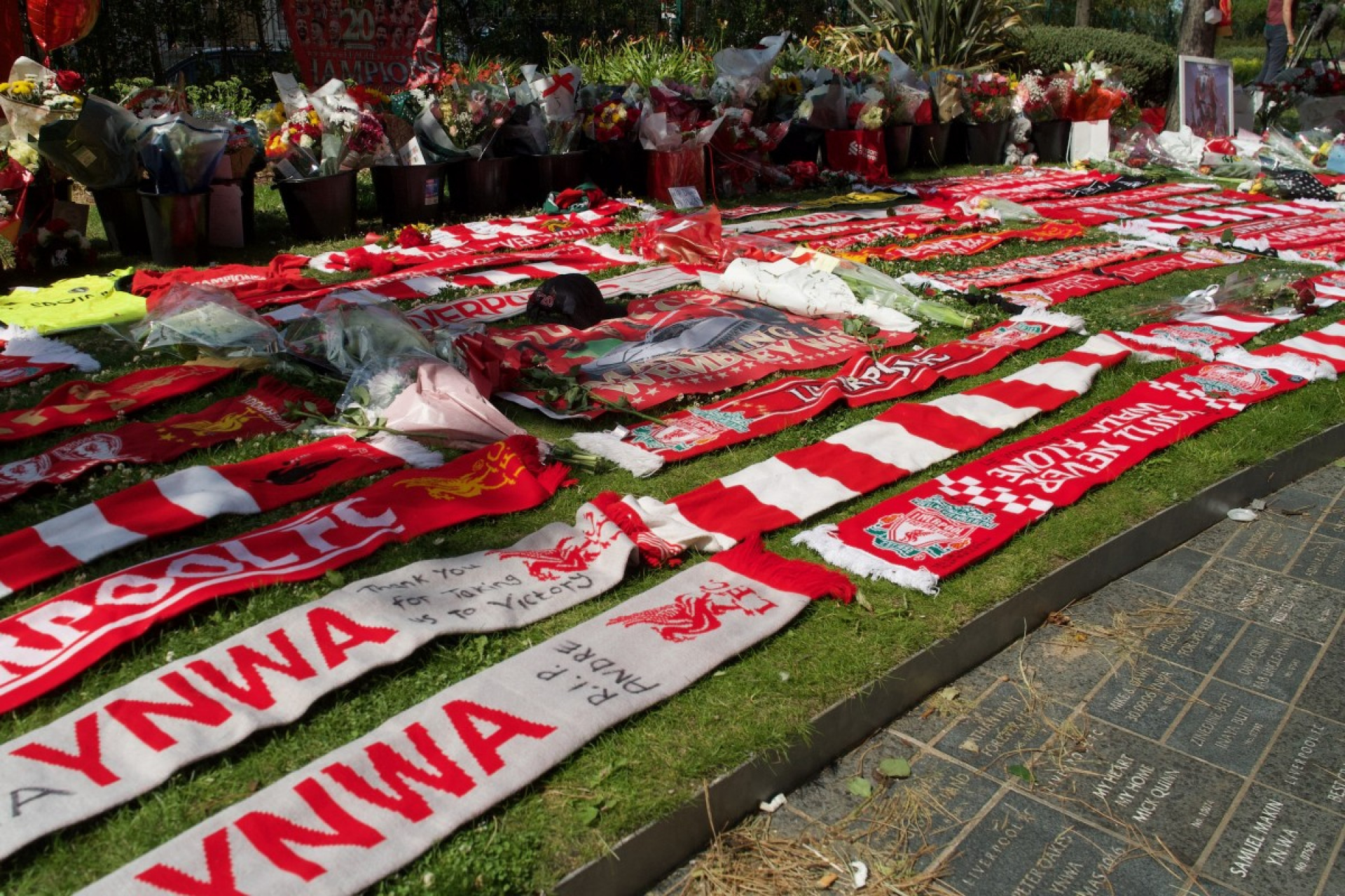 Torcedores do Liverpool fizeram homenagem a Diogo Jota em frente ao estádio de Anfield - AFP
