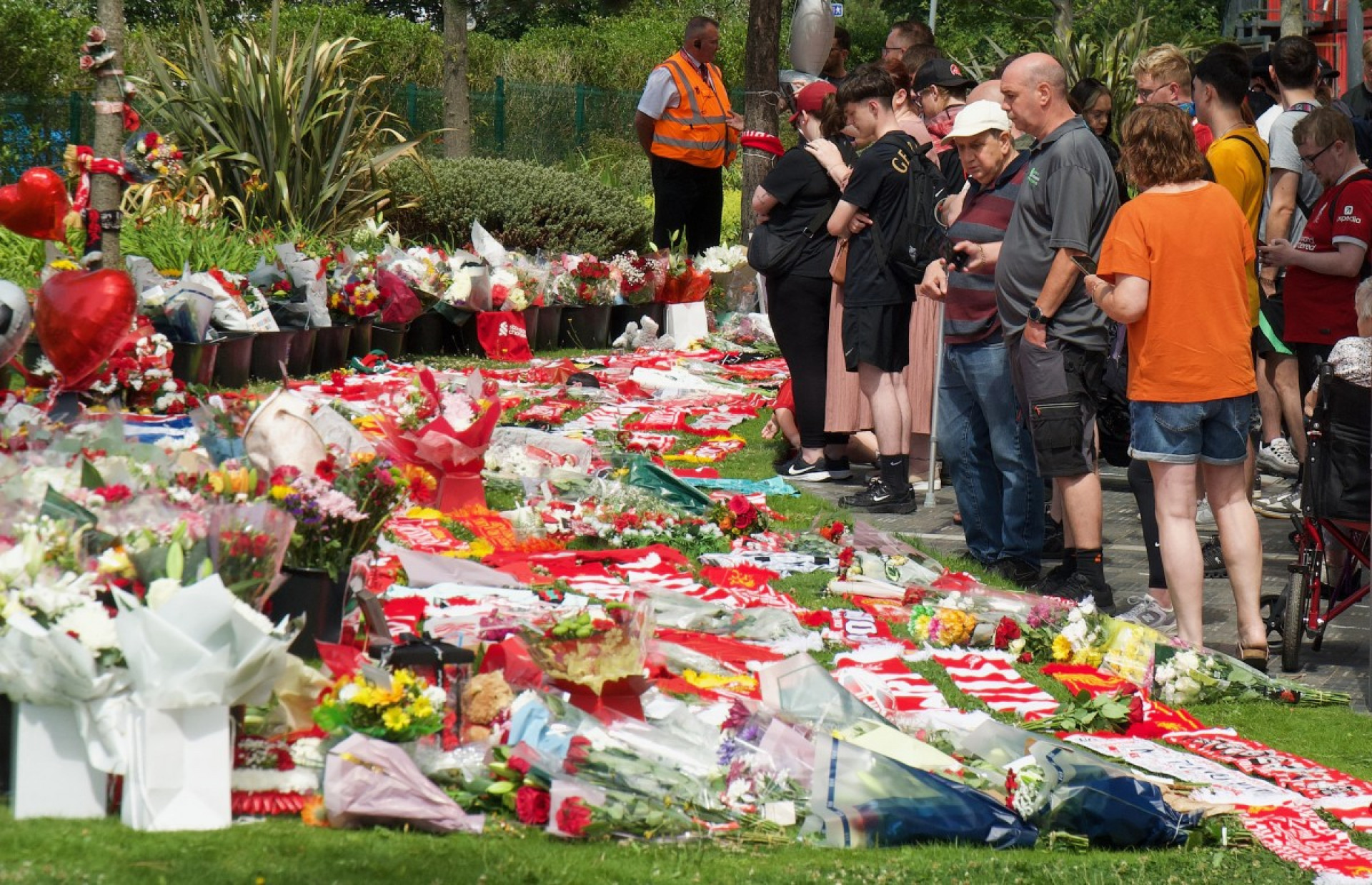 Torcedores do Liverpool fizeram homenagem a Diogo Jota em frente ao estádio de Anfield - AFP