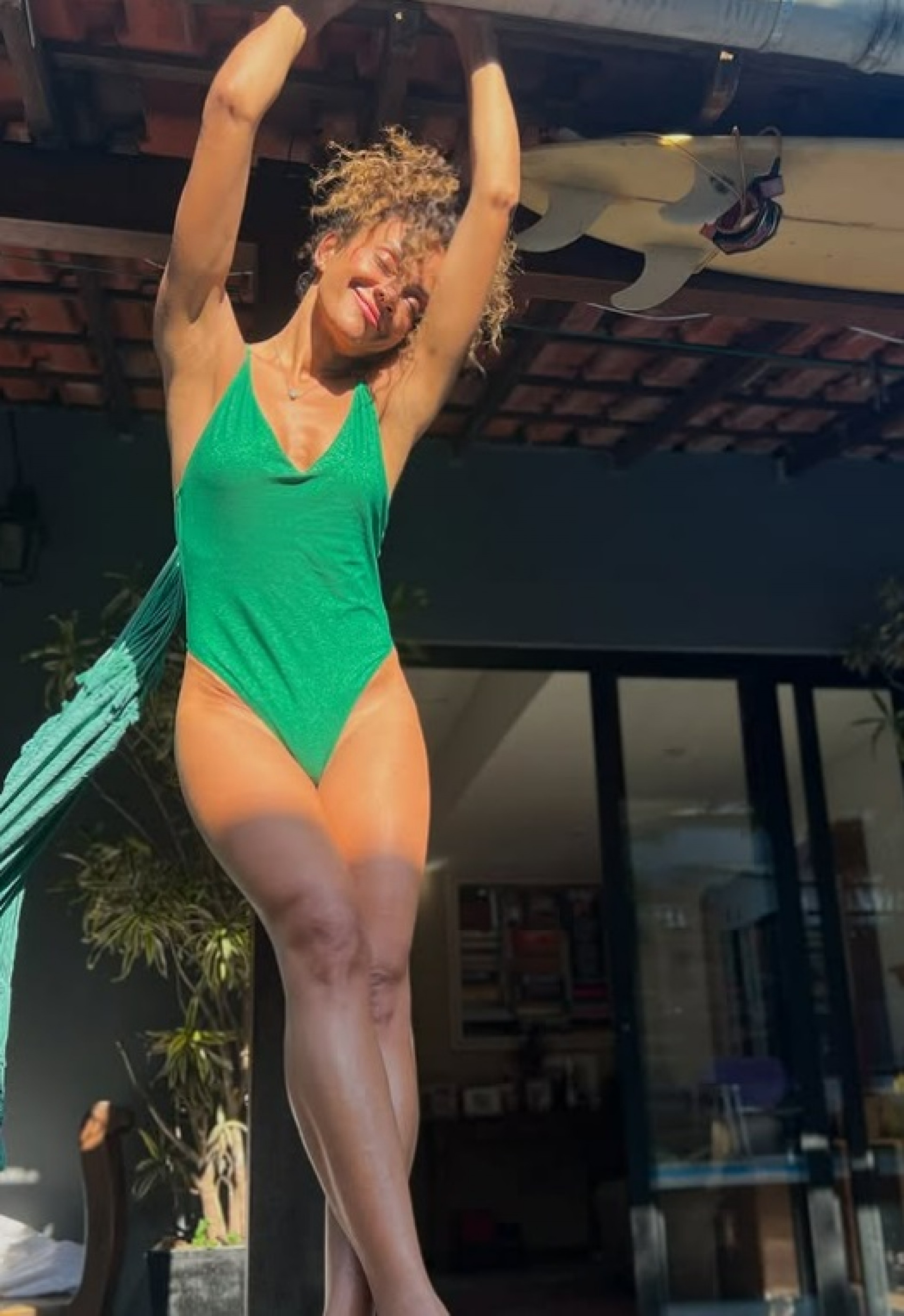 Aline Borges posa de maiô e exibe as curvas - Reprodução do Instagram