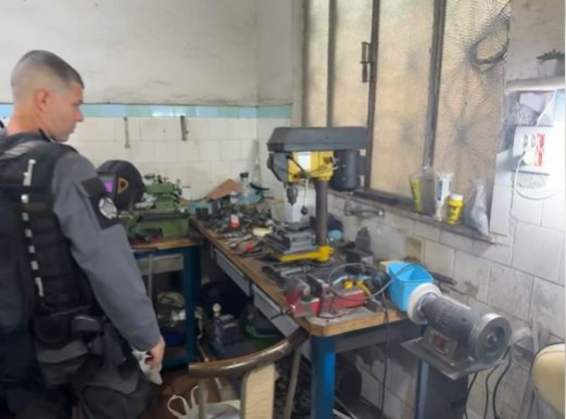 Materiais apreendidos em fábrica de silenciadores e munições em Nova Iguaçu - Reprodução