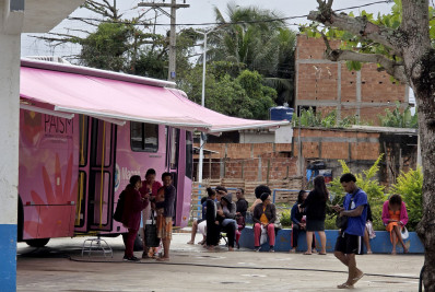 Ônibus Rosa leva exames e consultas de graça para mulheres em Rio das Ostras