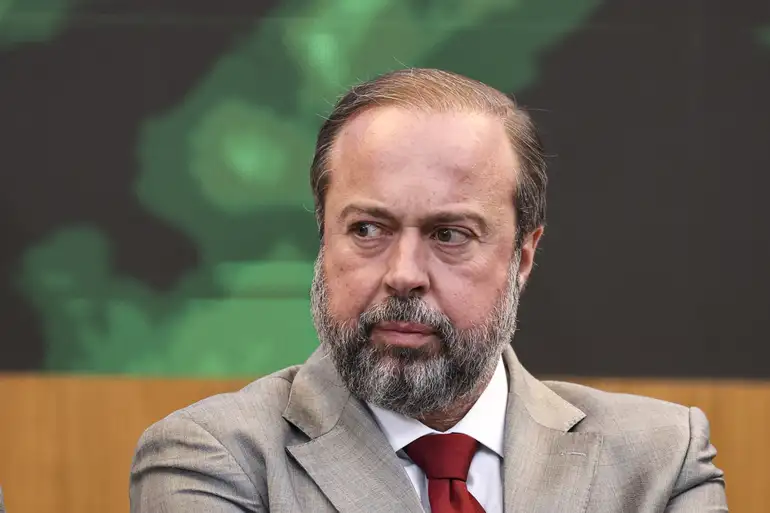 'Encontramos área estratégica de refino da Petrobras abandonada', diz Silveira