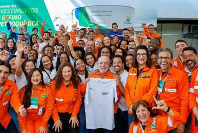 É preciso que órgãos fiscalizadores não permitam que postos vendam gasolina mais cara, diz Lula