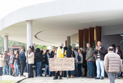 'Descaso com a vida', diz pai em velório de brasileira morta na Indonésia