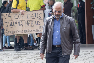 'Descaso com a vida', diz pai em velório de brasileira morta na Indonésia