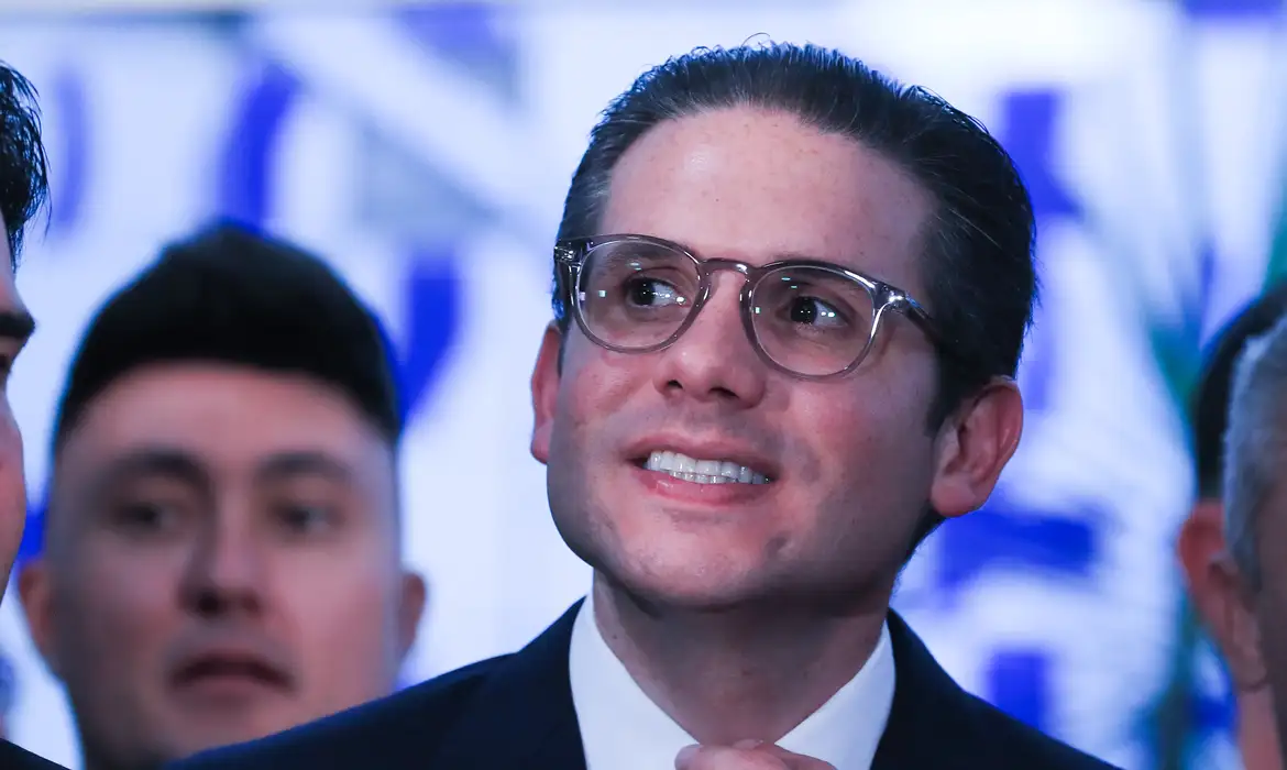 Grok omite absolvição de familiares de Hugo Motta em resposta sobre investigações