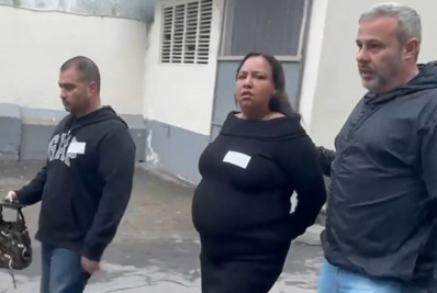Mulher que se passava por agente da Receita para aplicar golpes em idosos é presa