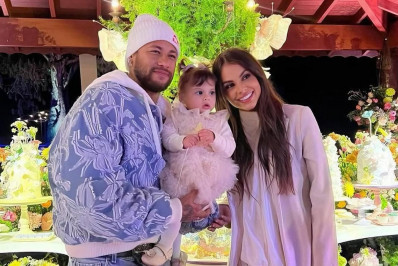 Neymar posa com Amanda Kimberlly e a filha Helena em festa de 1 ano