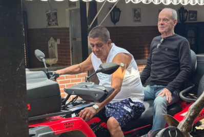 Vídeo! Ney Matogrosso faz passeio de triciclo com Zeca Pagodinho em Xerém