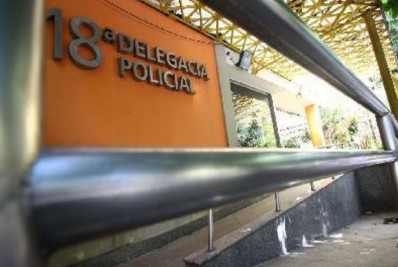 Mototaxista é preso suspeito de fazer 'delivery' de drogas em porta de escola