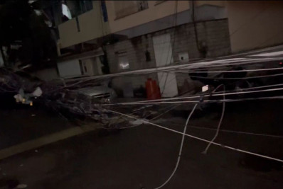 Poste cai e deixa moradores sem luz em Curicica