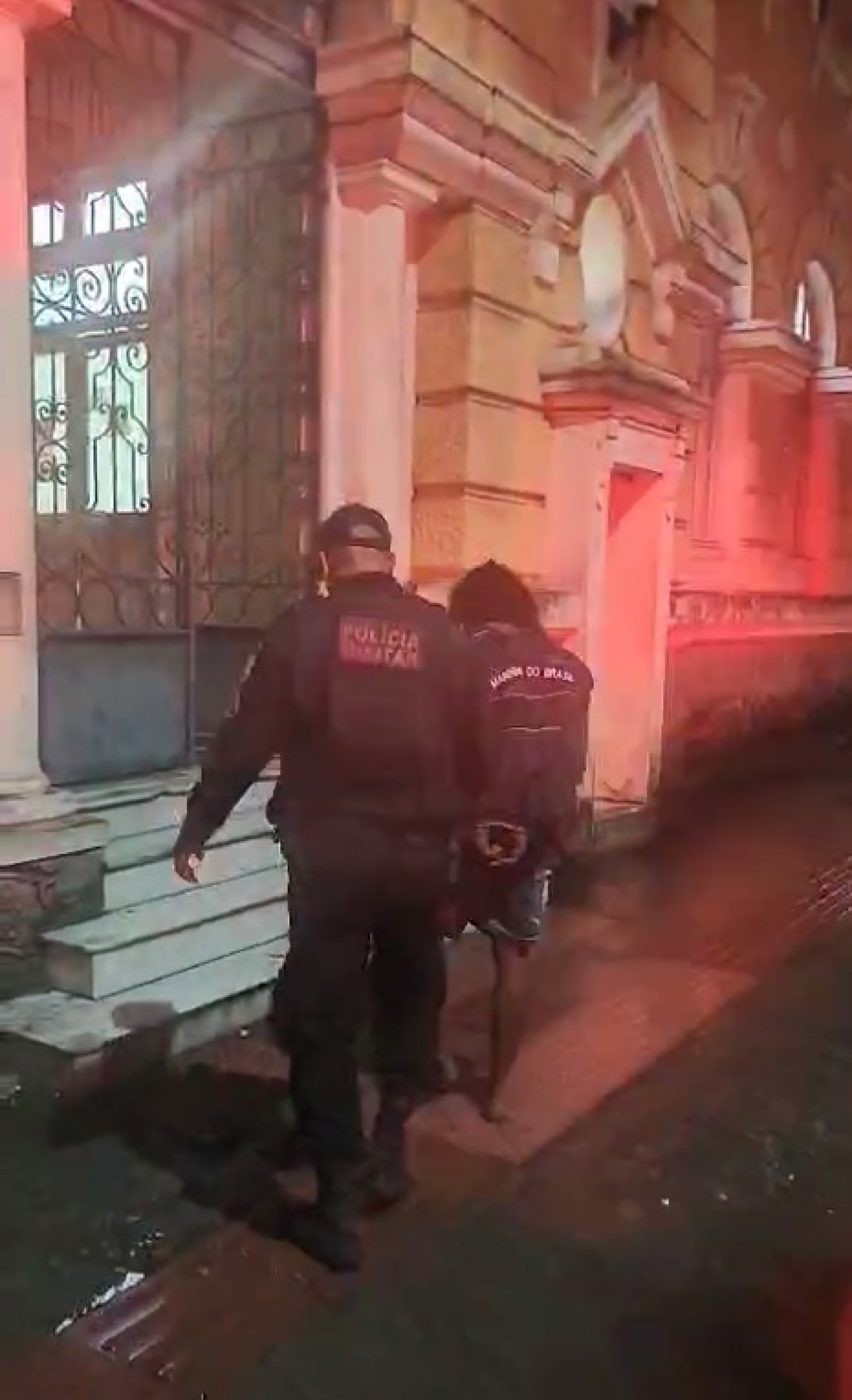 PMs conduziram Jonathan &agrave; delegacia ap&oacute;s o localizarem na Avenida 22 de Novembro - Reprodu&ccedil;&atilde;o